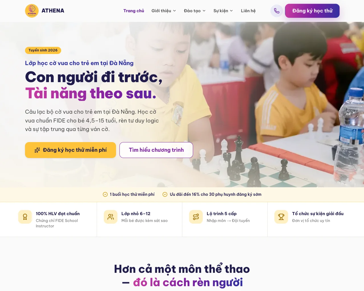 Athena Chess's live homepage hero — children at a chess class beside the headline 'Con người đi trước, Tài năng theo sau.' and a yellow free-trial button