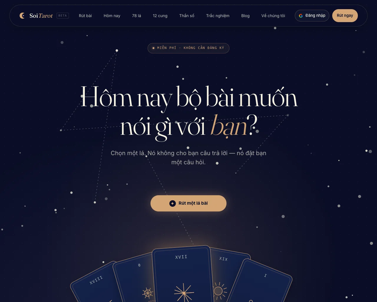 SoiTarot's live homepage hero — a starry navy sky, the headline 'Hôm nay bộ bài muốn nói gì với bạn?' and a fan of tarot cards below a gold 'Rút một lá bài' button